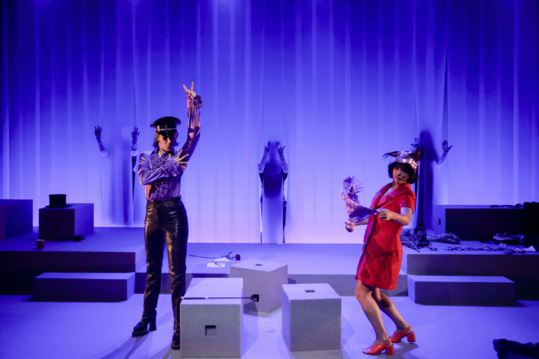 1-romancero-queer-despentes-colline-©-teresa-suarez-scaled